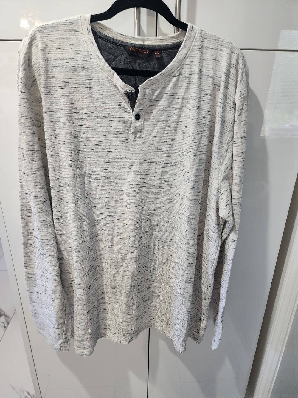 Outpost Men's Long-Sleeve Heathered Henley Shirt in Light Gray